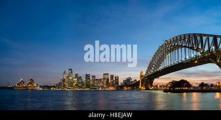 Sydneys ikonischen Gebäude beleuchtet wie Dämmerung setzt sich über die Stadt Sydney, New South Wales, Australien, Pazifik Stockfoto