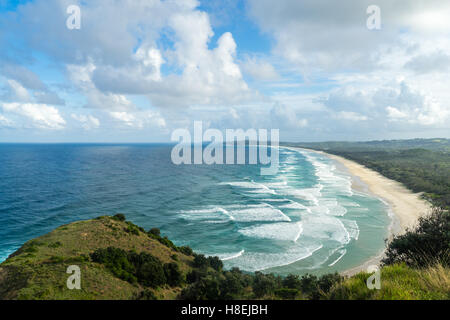 Wellen so weit das Auge sehen entlang der Küste von Byron Bay, New South Wales, Australien, Pazifik Stockfoto