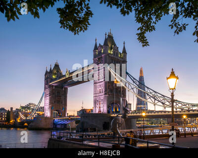 Die Tower Bridge und Splitter bei Dämmerung, London, England, United Kingdom, Europe Stockfoto