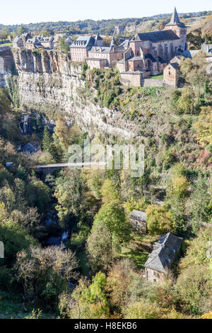 Das Bozouls Loch im Herbst und der gleichnamigen Oberdorf (Frankreich). Das ist eine hufeisenförmige Schlucht vom Fluss Dourdou gegraben. Stockfoto