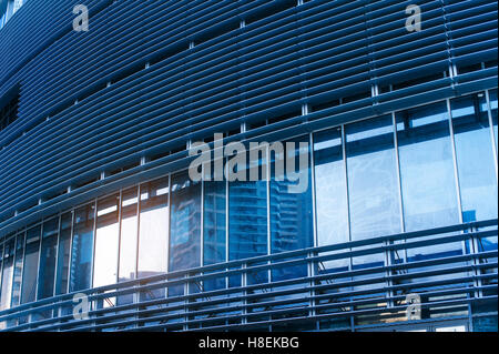 wunderschöne Architektur des Bürogebäudes in blau