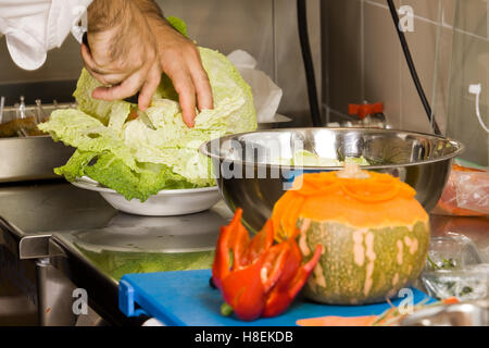 schneiden das Gemüse in der Küche Stockfoto