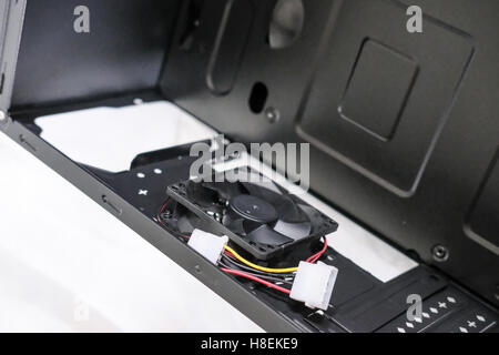 Detail des Schrankes PC MiniTAX mit einem neu installierten Lüfter und der Netzanschluss, ein Molex-Typ. Stockfoto