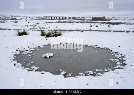 Schnee in der Batty Moss-Viadukt, auf der Bahnstrecke Settle-Carlisle Ribblehead, North Yorkshire. Stockfoto