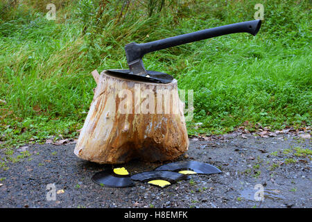 Alben mit Axt zu zerstören. Stockfoto