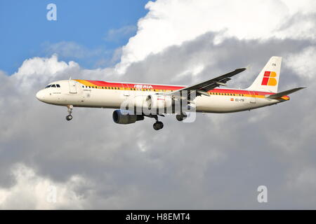 Iberia Airbus A 321-212 EG-ITN Landung am Flughafen Heathrow, London Stockfoto