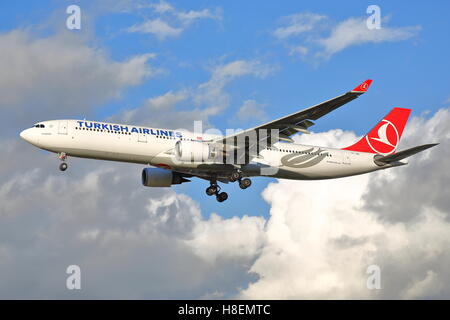 Turkish Airlines Airbus A330-300 TC-JOE Landung in London Heathrow Flughafen, Großbritannien Stockfoto