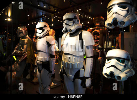 NUR zur redaktionellen Nutzung Stormtrooper Uniformen gehen auf dem Display an der STAR WARS Identities: The Exhibition in The O2 in London, verfügt über mehr als 200 Requisiten, Modelle, Kostüme und Kunstwerke aus der original-Filme. Stockfoto