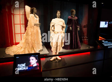 NUR zur redaktionellen Nutzung Padme Amidala Kostüme gehen auf dem Display an der STAR WARS Identities: The Exhibition in The O2 in London, verfügt über mehr als 200 Requisiten, Modelle, Kostüme und Kunstwerke aus der original-Filme. Stockfoto