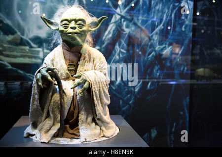 Yoda ist auf der STAR WARS Identities: The Exhibition im O2 in London zu sehen, die über 200 Requisiten, Modelle, Kostüme und Kunstwerke aus den Originalfilmen zeigt. Stockfoto