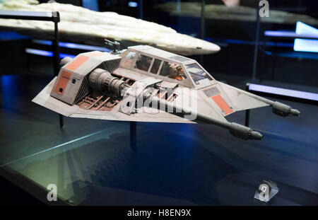 REDAKTIONELLE Nutzung nur A Snowspeeder geht auf dem Display an der STAR WARS Identities: The Exhibition in The O2 in London, verfügt über mehr als 200 Requisiten, Modelle, Kostüme und Kunstwerke aus der original-Filme. Stockfoto