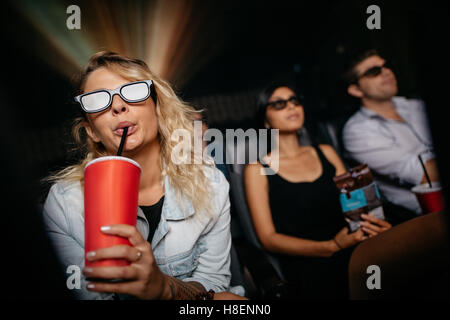 Junge Frau mit kalten Drink 3d Brille und Film im Theater. Leute im Kino 3d Film anschauen. Stockfoto