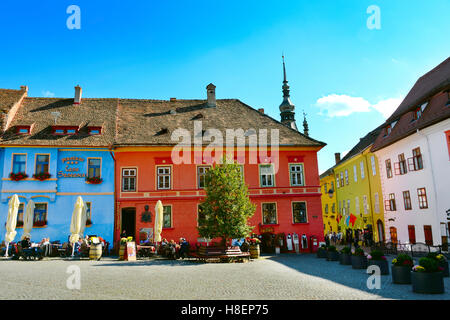 Menschen im Restaurant in der alten Stadt Sighisoara/Schäßburg. Uhrturm auf dem Hintergrund. Rumänien Stockfoto