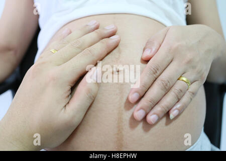 Schwangere Frauen und Mann Hand auf Bauch Konzept der Liebe für das Baby gelegt. Stockfoto