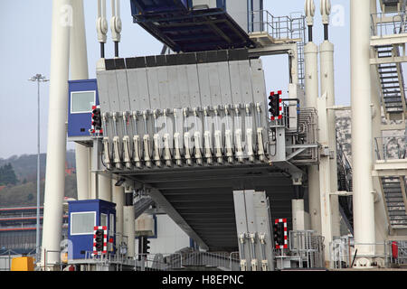 Seewärtigen Blick auf mehreren Ebenen Fahrzeug Laderampe auf Fähre Liegeplatz Nr. 6 in den Hafen von Dover, Kent, UK. Stockfoto