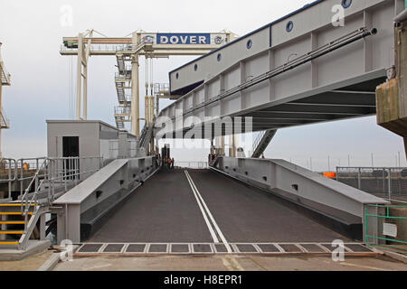 Mehrstufige Fahrzeug Laderampe auf Fähre Liegeplatz Nr. 6 auf der Fähre Hafen von Dover, Kent, UK Stockfoto