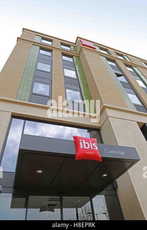 Außenansicht des Eingangs zum das neue Ibis Hotel in Cambridge, UK. Stockfoto