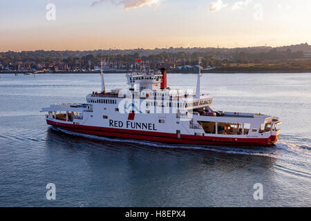 Red Funnel Fähre auf dem Weg zur Isle Of Wight nach Southampton. Stockfoto