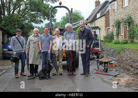 Bewohner in Oxfordshire Dorf von Otmoor, die die Installation von superschnellen Breitband Kabel von Gigaclear organisiert Stockfoto