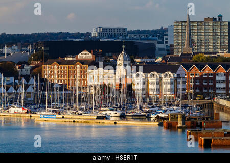 Yachten ankern in der Stadt Quay Marina, Southampton, Großbritannien Stockfoto
