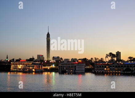 Gezira Insel mit El-Borg-Turm bei Nacht, Nil-Ufer, Kairo, Ägypten, Nordafrika Stockfoto