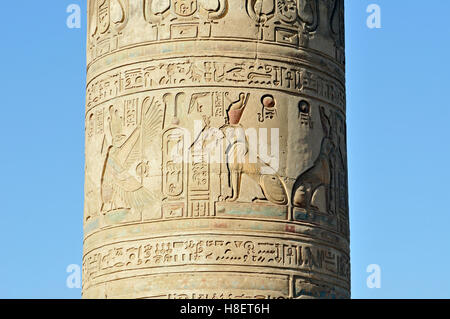 Nahaufnahme des Pfeilers in zerstörten römischen Vorhof des Tempels von Haroeris und Sobek in Kom Ombo, Ägypten, Nordafrika Stockfoto