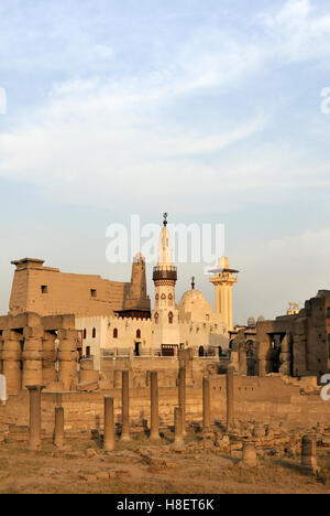 Ersten Pylon und Moschee von Abu el-Haggag an Stelle des Peristyls Hof des Ramses II der Luxor Tempel von Theben, Ägypten Stockfoto