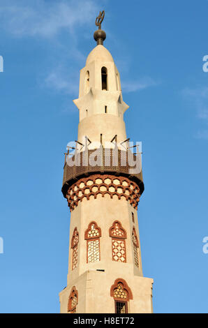 Minarett der Moschee von Abu el-Haggag an Stelle des Luxor Tempel von Theben, Ägypten, Nordafrika Stockfoto