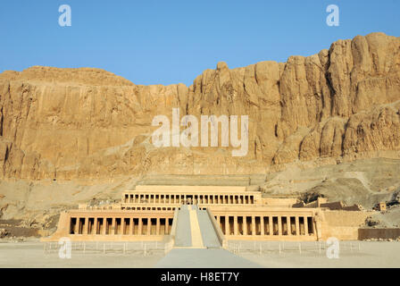 Leichenhalle Tempel der Königin Hatshepsut, entworfen von Senemutat in Deir el Bahri, in der Nähe von Luxor, Ägypten, Nordafrika Stockfoto