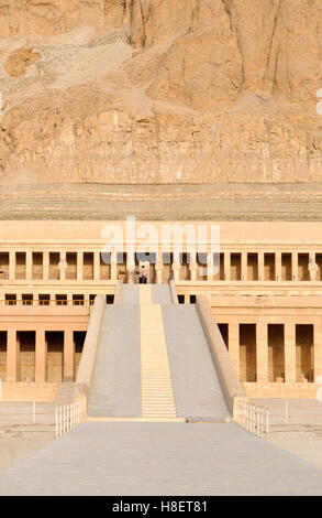 Leichenhalle Tempel der Königin Hatshepsut, entworfen von Senemutat in Deir el Bahri, in der Nähe von Luxor, Ägypten, Nordafrika Stockfoto