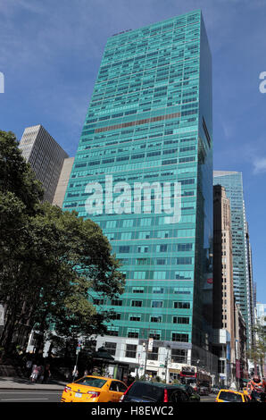 Nachschlagen von 1095 Avenue of Americas neben Bryant Park, Manhattan, New York, Vereinigte Staaten von Amerika. Stockfoto