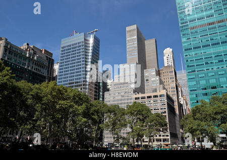 Nachschlagen der Wolkenkratzer neben Bryant Park, Manhattan, New York, Vereinigte Staaten von Amerika. Stockfoto