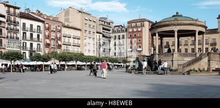 An einem sonnigen Junitag im Jahr 2015 geht es auf die große historische Plaza del Castillo in Pamplona, Spanien. Der Castillo-Platz hat eine reiche Geschichte. Stockfoto