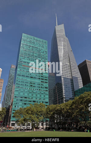 Nachschlagen der Wolkenkratzer neben Bryant Park, Manhattan, New York, Vereinigte Staaten von Amerika. Stockfoto