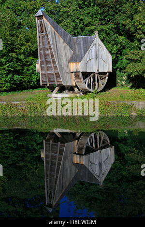 13. Jahrhundert mittelalterliche hölzerne Lauffläche Rad Kran mit 2 Lauffläche Räder für den Bau von Burgen und Kathedralen in Brügge, Belgien Stockfoto