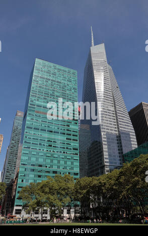 Nachschlagen der Wolkenkratzer neben Bryant Park, Manhattan, New York, Vereinigte Staaten von Amerika. Stockfoto