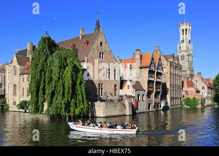 Touristenboot Kreuzfahrt entlang des Groenerei-Kanals (am meisten fotografierten Ansicht) in Brügge, Belgien Stockfoto