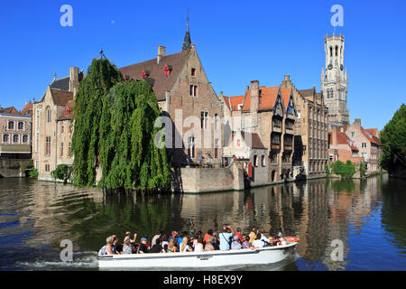 Touristenboot Kreuzfahrt entlang des Groenerei-Kanals (am meisten fotografierten Ansicht) in Brügge, Belgien Stockfoto