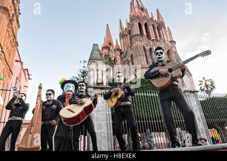 Eine Mariachi-Band verkleidet als Skelette für den Tag der Toten Festival im Jardin Principal Oktober 28, 2016 in San Miguel de Allende, Guanajuato, Mexiko durchführen. Die einwöchigen Feier ist eine Zeit, als Mexikaner willkommen die Toten zurück für einen Besuch der Erde und das Leben feiern. Stockfoto