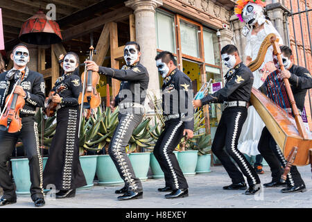 Eine Mariachi-Band verkleidet als Skelette für den Tag der Toten Festival im Jardin Principal Oktober 28, 2016 in San Miguel de Allende, Guanajuato, Mexiko durchführen. Die einwöchigen Feier ist eine Zeit, als Mexikaner willkommen die Toten zurück für einen Besuch der Erde und das Leben feiern. Stockfoto