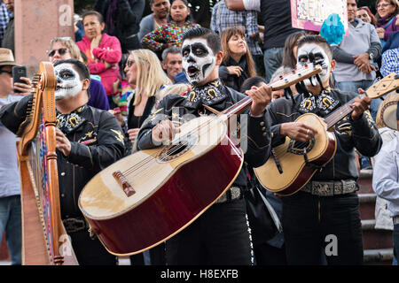 Eine Mariachi-Band verkleidet als Skelette für den Tag der Toten Festival im Jardin Principal Oktober 28, 2016 in San Miguel de Allende, Guanajuato, Mexiko durchführen. Die einwöchigen Feier ist eine Zeit, als Mexikaner willkommen die Toten zurück für einen Besuch der Erde und das Leben feiern. Stockfoto