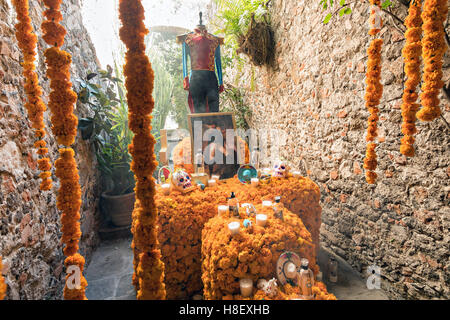 Ein traditionelles Offrenda oder Altar zu Ehren der Familie während des Tages der Toten Festival 27. Oktober 2016 in San Miguel de Allende, Guanajuato, Mexiko. Die einwöchigen Feier ist eine Zeit, als Mexikaner willkommen die Toten zurück für einen Besuch der Erde und das Leben feiern. Stockfoto