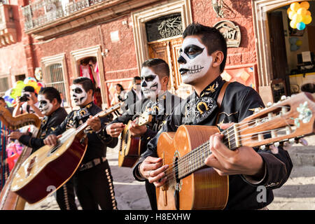 Eine Mariachi-Band verkleidet als Skelette für den Tag der Toten Festival im Jardin Principal Oktober 28, 2016 in San Miguel de Allende, Guanajuato, Mexiko durchführen. Die einwöchigen Feier ist eine Zeit, als Mexikaner willkommen die Toten zurück für einen Besuch der Erde und das Leben feiern. Stockfoto