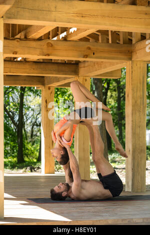 Partner Yoga Ausbildung Stockfoto