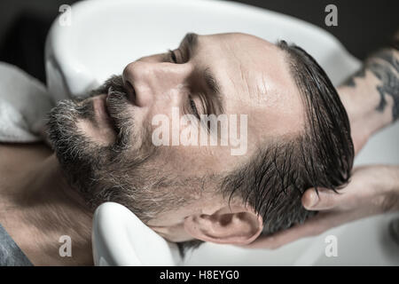 Waschen Kopf im barbershop Stockfoto