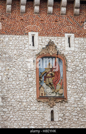 Detail auf dem Tor von St. Florian in Krakau in Polen, der mittelalterlichen Stadtmauer rund um die Stadt Stockfoto