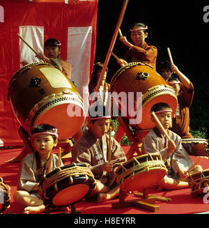 Japanische Kinder spielen traditionelle Trommeln für das Shichi-Go-San-Festival (Rite de Passage) an der Meiji-Schrein in Tokio. Stockfoto