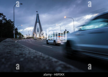 Fahrzeuge, die unterwegs in der City of Sydney im Morgengrauen Stockfoto