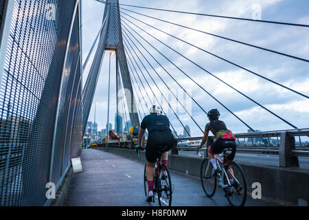 Zwei Radfahrer auf einer frühen Fahrt in Sydney Stockfoto