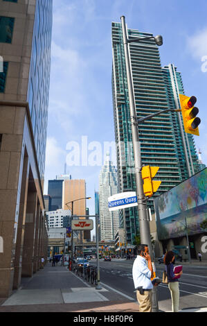 Toronto, Kanada - 30. August 2016: Fußgänger überqueren einer belebten Kreuzung in der Nähe von Dundas Square auf der Queen Street in Toronto Stockfoto